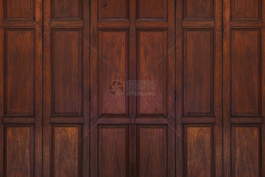 泰国传统风格作为墙纸或壁使用古老的黑棕色木制滚动门的粗糙锁图片