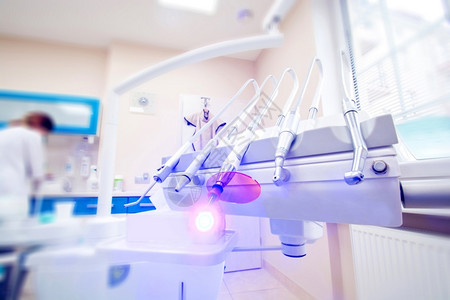 牙科诊所的治疗工具图片
