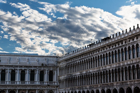 拱廊历史的位于意大利威尼斯圣马克夸广场的拿破仑翼和人民检察院Vecchiersqopos街机鸽子背景