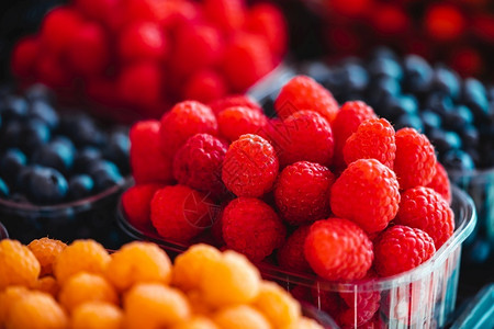农民市场上有机草莓和蓝的农民市场红色食物成熟图片