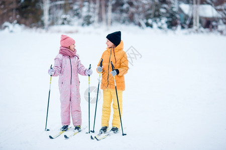 滑雪的孩子们图片