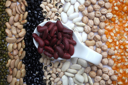 素食主义者热量饮在种子和谷物本上加红豆的陶瓷勺子图片