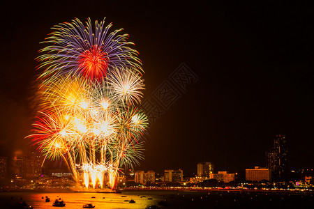 白色的红船夜间城市观赏庆祝节日背景的烟花色彩多图片