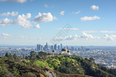拉摩天大楼格里菲斯文台和阳光明媚的洛杉矶发光高清图片