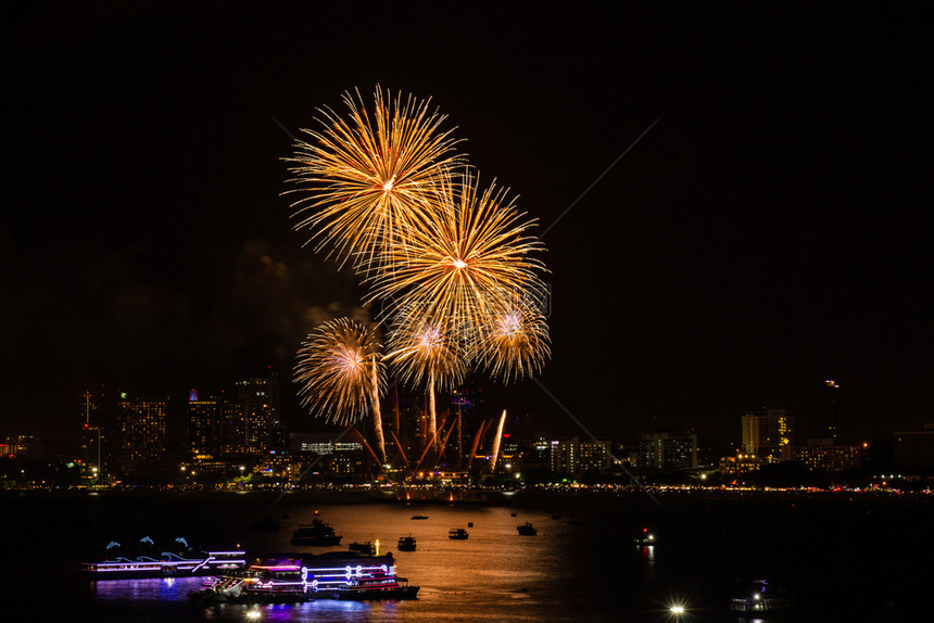 白色的丰富多彩海夜间城市观赏庆祝节日背景的烟花色彩多图片