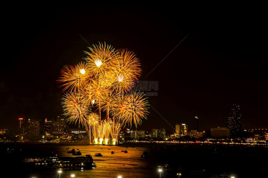 明亮的夜间城市观赏庆祝节日背景的烟花色彩多生动船图片