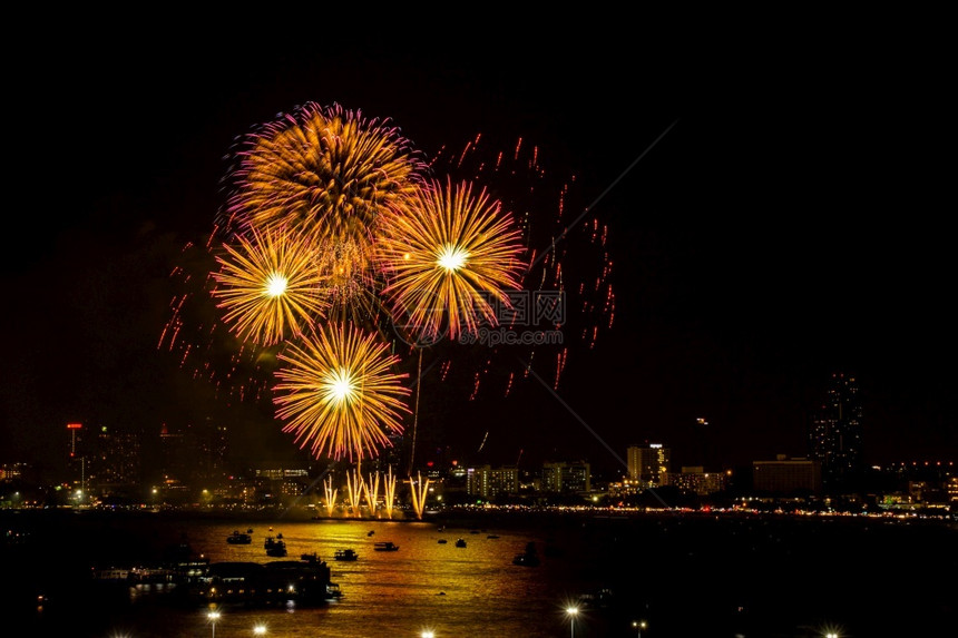 庆典发光的夜间城市观赏庆祝节日背景的烟花色彩多天空图片