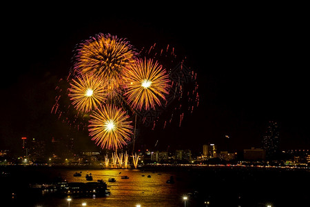 庆典发光的夜间城市观赏庆祝节日背景的烟花色彩多天空图片