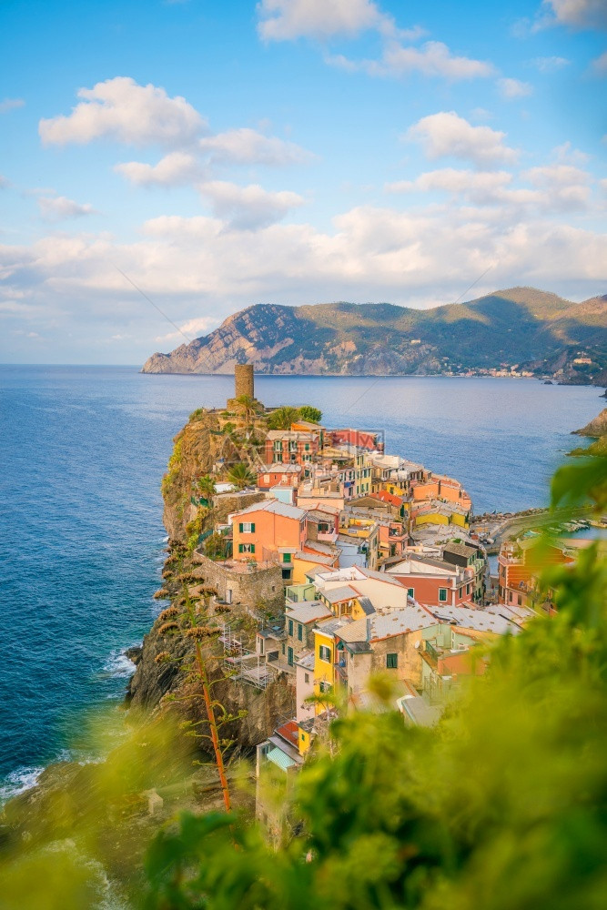的地中海Vernazza的景象是意大利辛克陆地公园五座著名的多彩村庄之一景观图片