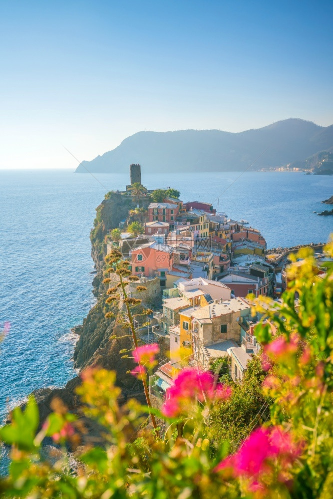 海岸线Vernazza的景象是意大利辛克陆地公园五座著名的多彩村庄之一旅行自然图片