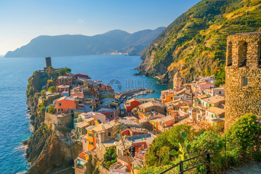 海岸风景优美地中海Vernazza的景象是意大利辛克陆地公园五座著名的多彩村庄之一图片
