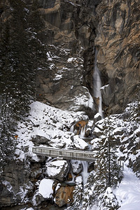 雪之瀑布法国徒步旅行雪域景观背是桥和瀑布冰川设计图片