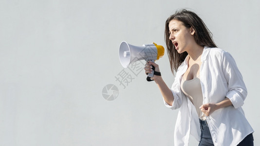 公司的尖叫妇女用扩音器抗议公告图片