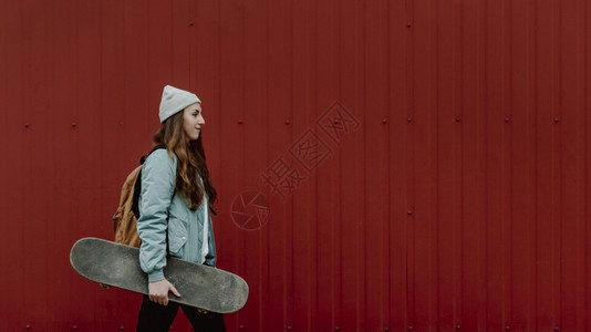 美丽的城市滑板女孩复制空间青年女士图片