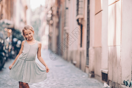 可爱快乐的小女孩在欧佩安市户外露天黑人孩子的肖像在罗马享受暑假在欧洲城市罗马美丽的时装女孩在室外老的建造季节团结高清图片素材