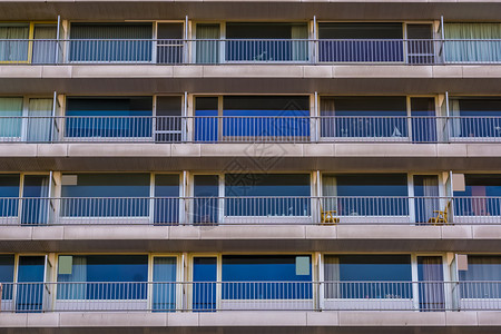 宿舍建造城市的比利时建筑配有阳台的现代城市公寓图片