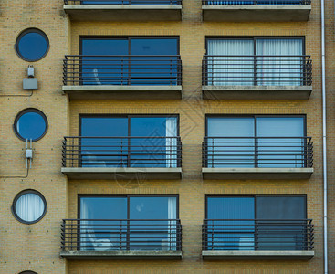 常租公寓装有窗户和阳台的比利时公寓城市建筑结构住房奢华区背景