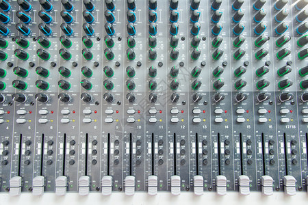 声音组合器控制面板顶视图声音控制器按钮以调整音量收机数字的乐会图片