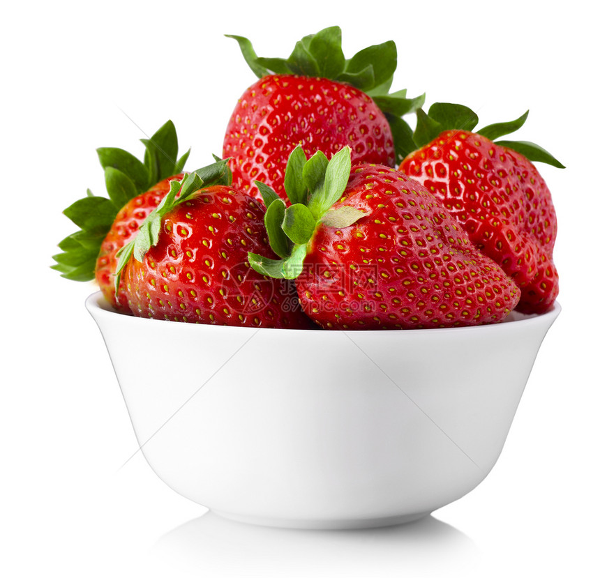 烹饪红色新鲜草莓在碗里孤立白色背景上美味的健康图片