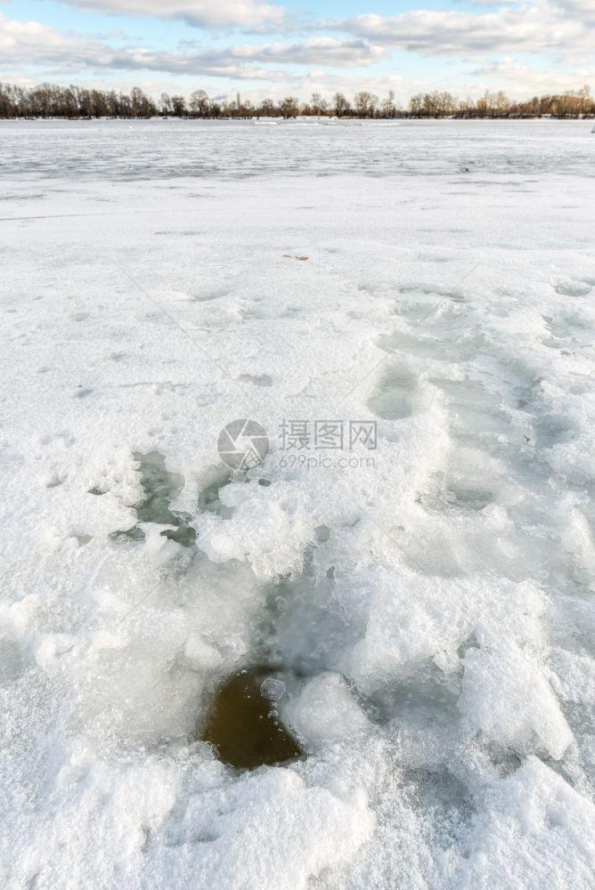 玻璃乌克兰基辅冷冻的Dnieper河冰上一个洞的详情58皮卡雪图片