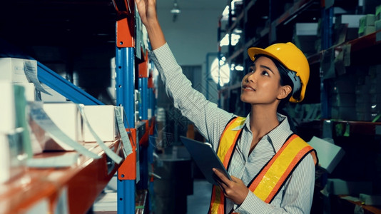 在仓库工作的女人物流供应链和仓库业务概念在仓库工作的女人股票安全厂图片