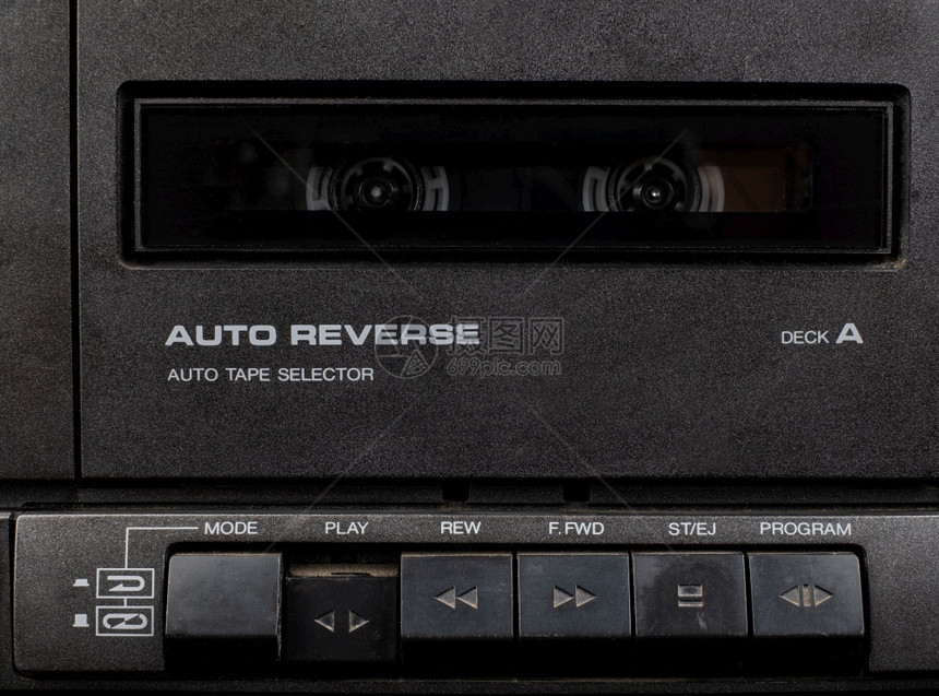 盒式磁带陈年关闭前方的甲板记录器带有按键的老式立体录音磁带播放器和推动操作按钮是回转技术老的图片