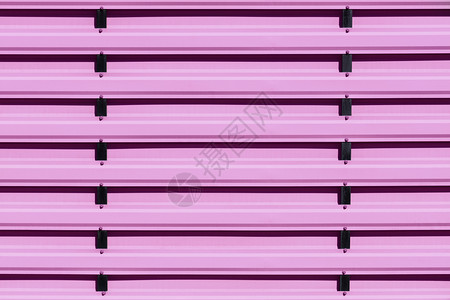 罗纹垃圾摇滚垂直的乌克兰粉片侧边金属栅栏由钢板制成用垂直黑色向导制成以粉色颜背景近身和纵向导涂漆的铁栅栏设计图片