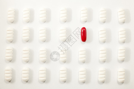 最好的维他命药物许多白色丸红的白背景图片