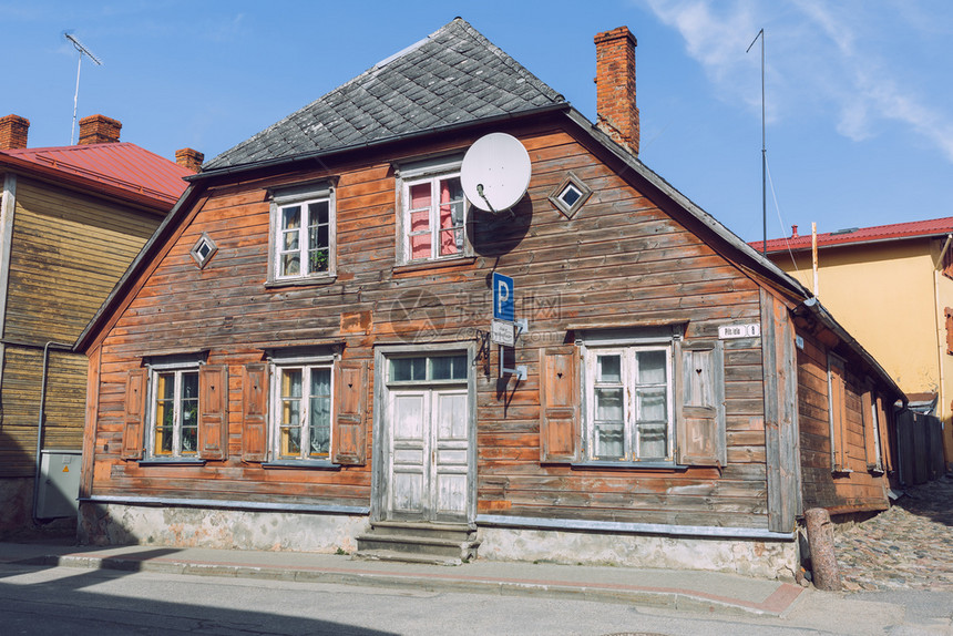 外部的风化结构体拉脱维亚街Cesis市旧木屋和建筑物3102图片