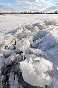 自然天气第聂伯河乌克兰基辅冷冬冻的Dnieper河上的冰层详细记录图片