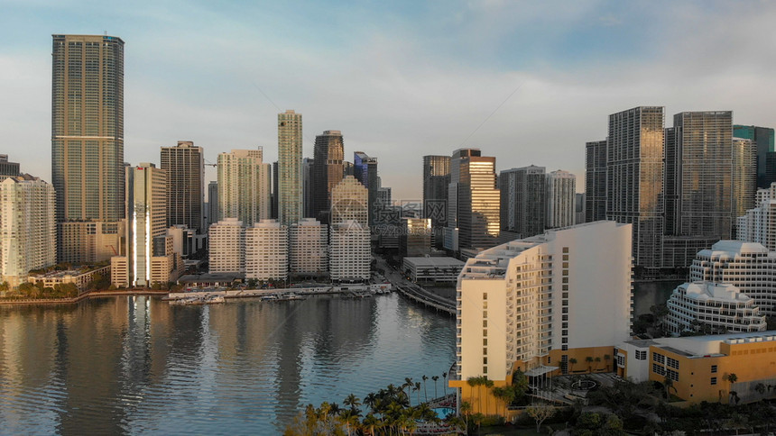 迈阿密2018年3月1日BrickellKey和迈阿密市中心航拍v和迈阿密市中心鸟瞰图这座城市每年吸引20万游客比斯坎高架摩天大图片