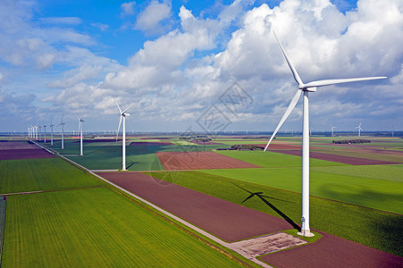 田野上的电力风车图片