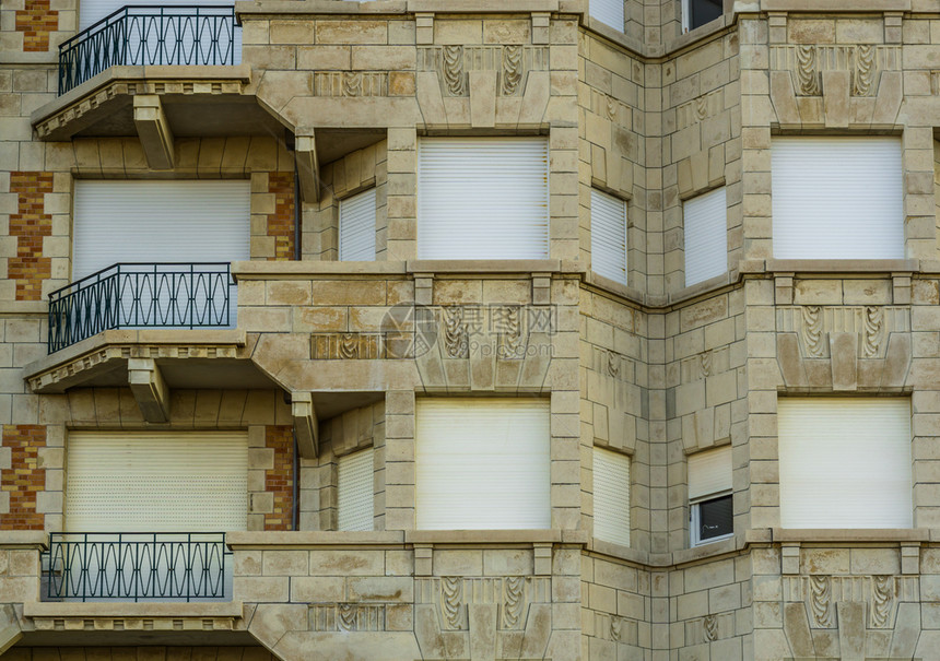 生活窗户古老风格的现代公寓楼群有闭着滚环窗的阳台美丽比利时建筑城市的图片