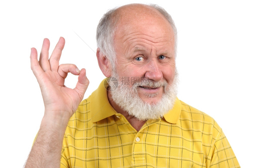 陈年成人胡须穿着黄色T恤的高级可笑秃头男子展示着手势和严酷的礼仪图片