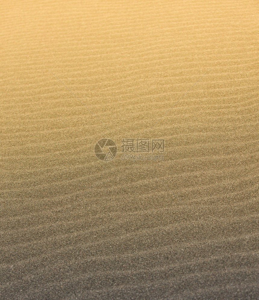 沙丘海岸波纹由太阳照亮的平洋海滩上抽象波浪线纹理和一空角图片