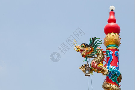红龙的雕像从地上升起的雕像节日东方生物天空高清图片素材
