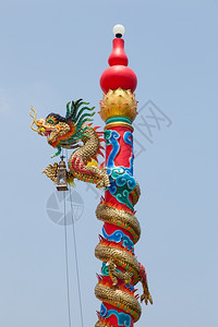 红龙的雕像从地上升起的雕像节日金子艺术的高清图片素材