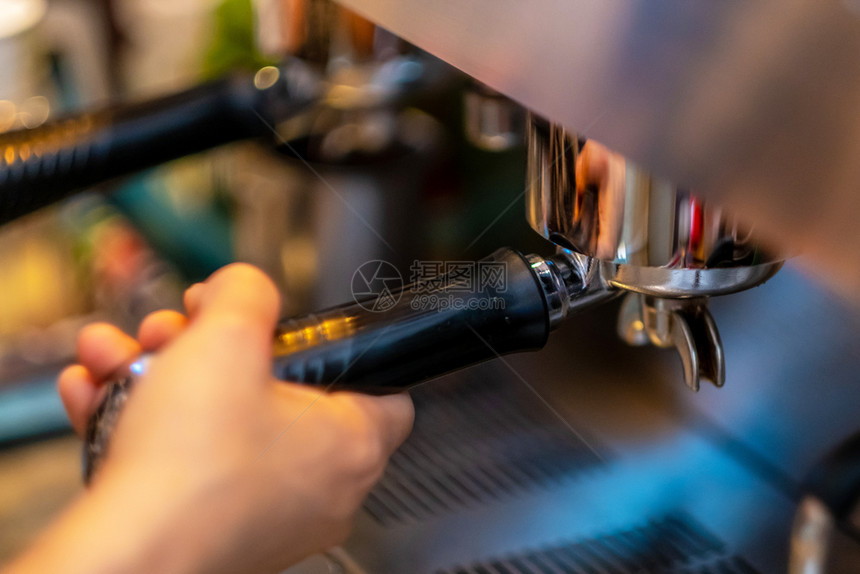杯子饮料咖啡店从机器上做咖啡的女祭司手图片