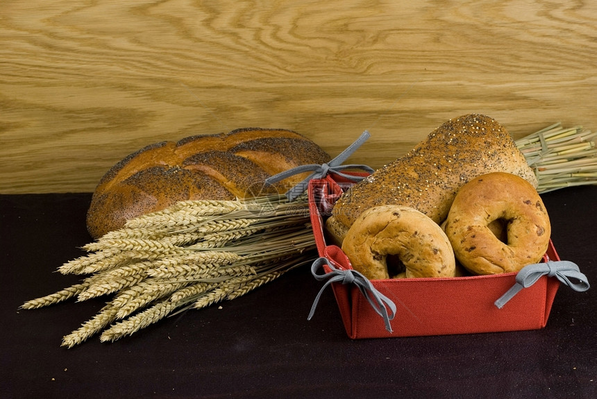 小麦不同种类的新鲜烤面包篮子中各式样早餐市场图片