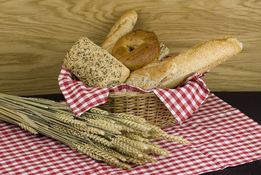 不同种类的新鲜烤面包篮子中各式样美食不同的烘烤图片