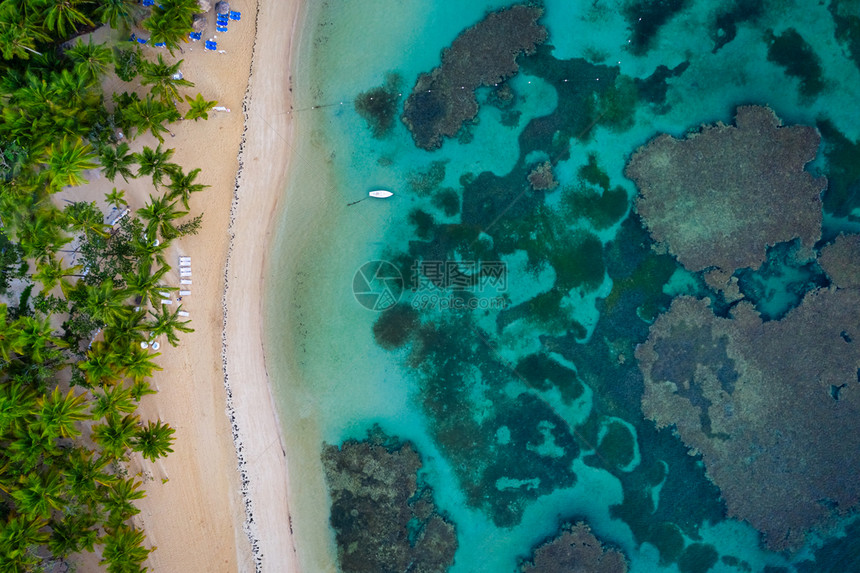 多米尼加巴比亚普林西海滩萨马纳半岛的白船登陆热带海滩无人驾驶飞机绿色加勒比海冷静的图片