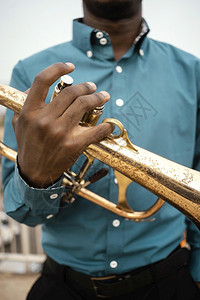 月音乐家凉爽的非洲裔美国人在音乐爵士日玩图片