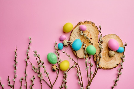 生活木制背心粉色底彩蛋春树开花和香食庆祝节日的鲜花装饰活动符号柳叶枝和木制背心鸡的东蛋绽放植物群背景图片