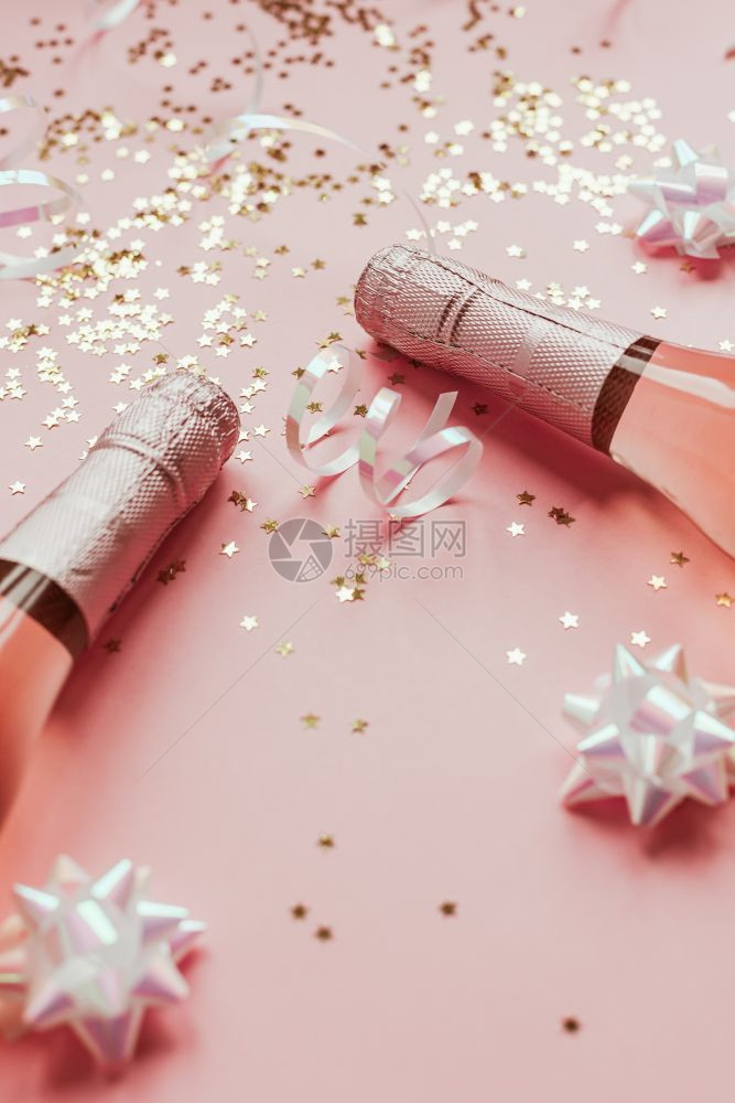 圣诞或新年配有玫瑰香槟和金光闪的星彩蛋白在粉色面背景上边观党庆祝会创意概念的歌唱会乐趣闪光生日图片
