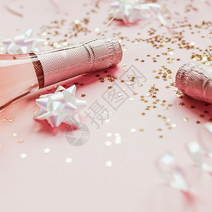 闪亮的光生日圣诞或新年配有玫瑰香槟和金光闪的星彩蛋白在粉色面背景上边观党庆祝会创意概念的歌唱会背景图片