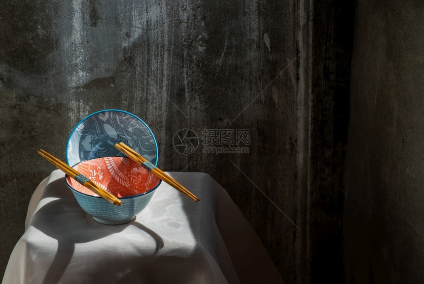 老的两个陶瓷碗粉桌布上有木筷子的陶瓷餐具美丽安排复制空间选择焦点木制的现代图片