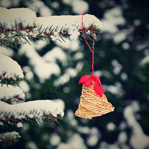 冬季雪景中的圣诞装饰图片
