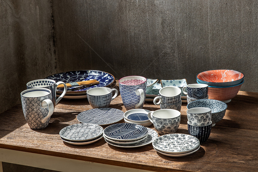 木制的盘子不同陶瓷板碗和木制桌上的杯子陶瓷餐具美丽安排复制空间选择焦点桌子图片