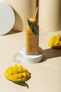 热带玻璃高角芒果汁瓶饮料图片