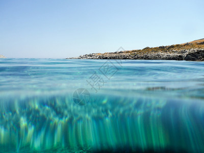 希腊贝罗邦内清净水蓝色的田园诗般多岩石图片